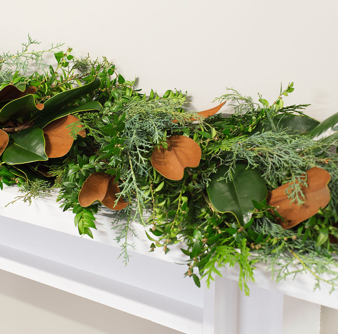 Deluxe Fresh Magnolia Garland, 10'